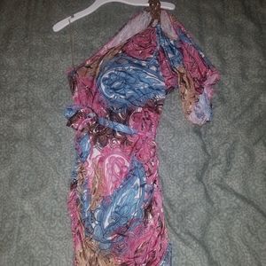 Cute one arm sleeve lightweight dress.